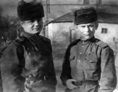 Гвардии младший сержант Карнаухов (справа) с товарищем, 1940-е